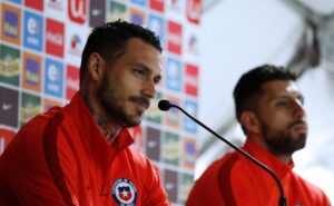 Juan Antonio Pizzi ensaya alineación  con Valdivia, pero sin Pinilla ni Paredes