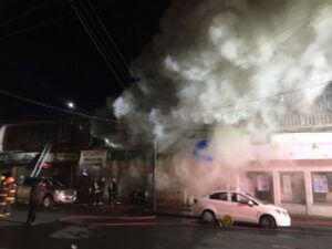 Dantesco incendio redujo a escombros  restaurante chino en pleno centro