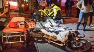 Motociclista grave tras violenta colisión en Avenida Frei