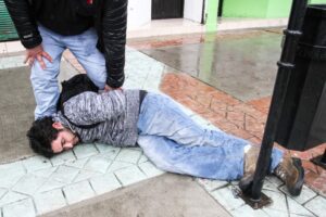 Víctima capturó a delincuente que robó su mochila desde un restaurant