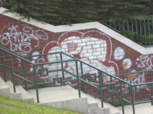 Anti-arte urbano causa daños en el  acceso al Mirador del Cerro de la Cruz