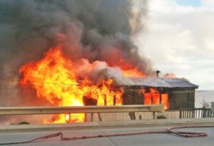 Ardió casa de conocido dirigente deportivo: tres damnificados y daños totales