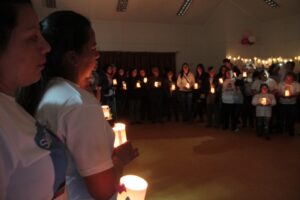 Padres de niños fallecidos los recordaron en el día mundial de encendido de luces