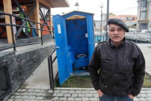 Retiran baño químico abandonado en el centro