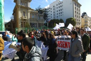 Profesores irrumpen en Concejo Municipal y exigen pago de sueldos