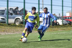 Adultos y menores se toman la jornada futbolística en el Barrio Sur