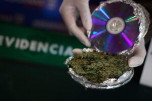 Valdiviano fue formalizado por droga en discos compactos