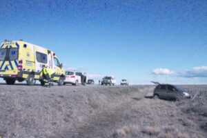 Mujer despistó por el viento y terminó  lesionada junto a sus dos pequeños hijos