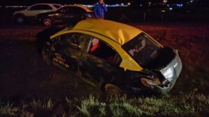 Por esquivar vehículo taxi terminó volcado, dejando un saldo de dos lesionados
