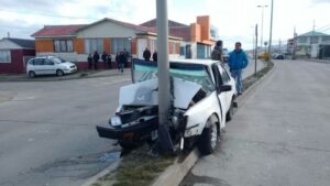 Chofer aparentemente ebrio chocó poste  y se dio a la fuga abandonando vehículo