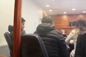 Hermanos roban auto y lo chocan contra camión