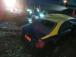 Taxista lesionado en volcamiento