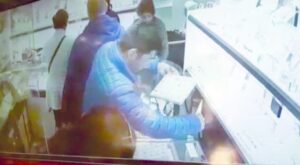 Sujeto detenido luego de sustraer  bandeja con anillos desde Zona Franca