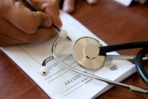 Presidente del Colegio Médico apoyó críticas al sistema de licencias médicas