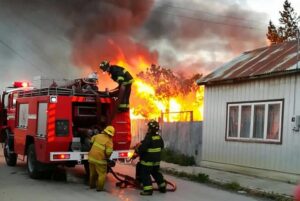 Llamas arrasaron con vivienda en calle  Pedro Aguirre Cerda en Puerto Natales