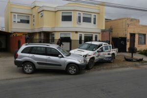 Auto contra el tránsito impactó a  otro móvil y el chofer huyó del lugar