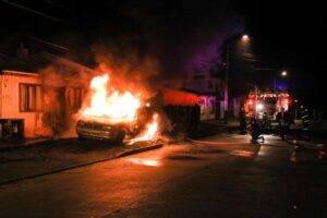 Queman vehículo y llamas alcanzan  vivienda del Barrio 18 de Septiembre