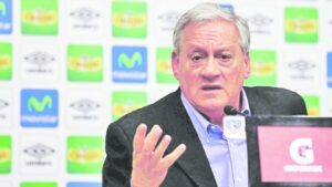 Calera pide orden de detención  para Salah