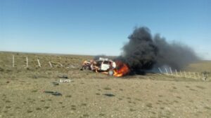 Auto familiar se volcó e incendió en la ruta de San Gregorio