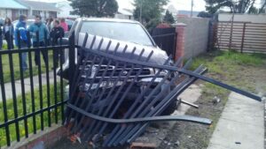 Chofer que no respetó ‘‘Pare’’ colisionó auto se subió a la vereda y chocó vehículo nuevo