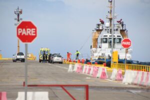 Trabajador es salvado luego de  caer al Estrecho de Magallanes