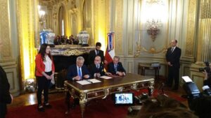 Chile y Argentina firman “histórico” y “progresista” acuerdo comercial bilateral