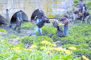 Gabriel Boric y Jorge Sharp participaron  en limpieza del zanjón de la Feria Alfredo Lorca
