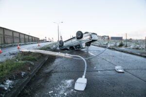 Conductor protagonizó violento choque contra poste y terminó volcado