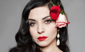 Mon Laferte cuenta cómo lidió con el cáncer de tiroides y llama a combatir la xenofobia
