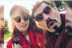 Vocalista de Villa Cariño recibe ofensivos comentarios por relación con hija de Bachelet