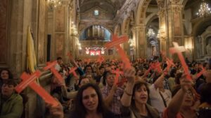 Más de mil voluntarios que participarán en visita del Papa Francisco se reúnen en misa