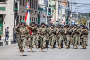 Desfile dominical bajo la mirada  de cientos de turistas