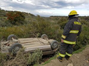 Bomberos rescató a mujer atrapada en volcamiento
