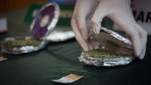 Detienen a sujeto que retiró marihuana en encomienda