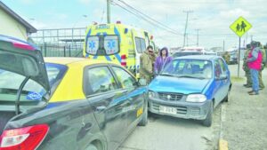 Chofer de taxi desató el caos: evadió  control policial y colisionó tres autos