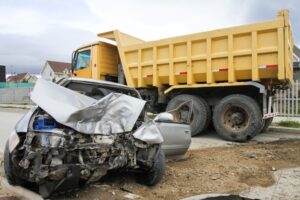 Conductor impactó su auto contra  camión y terminó lesionado