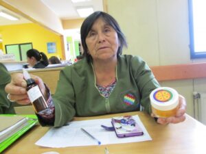 Familiares de “machis” entregan remedios alternativos a pacientes