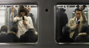 Aplicación permite ceder el asiento a las embarazadas en el metro de Tokio