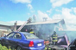 Caño que entró en combustión con madera desató incendio