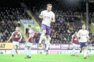 Kane podría cerrar su gran año destronando a Lionel Messi