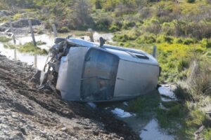 Encuentran auto volcado y abandonado