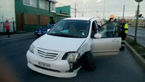 Problema mecánico de vehículo derivó  en violento choque contra poste