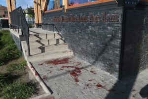 Hombre en situación de calle fue agredido con arma blanca y se investiga agresión sexual