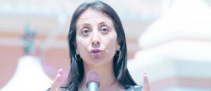“Es muda para algunos temas y  sólo habla para atacar a Piñera”
