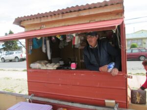 Un kiosko artesanal fruto del esfuerzo de un vendedor ambulante