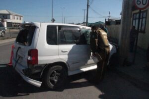 Bajo los efectos del alcohol estaba conductora que chocó con poste