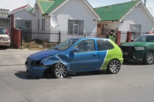 Conductor que preparaba vacaciones  fue violentamente colisionado y volcado
