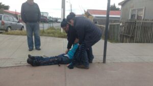 Ebrio atacado con arma blanca y auxiliado por vecinos