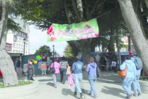 Inestables condiciones climáticas afectan ventas en feria navideña de Avenida Colón