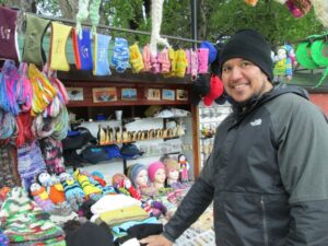 Artesanos de Plaza de Armas de Punta Arenas esperan positiva temporada turística